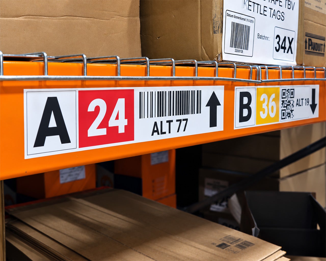 Full-color magneetband met tekst, nummers en barcodes op een oranje magazijnstelling